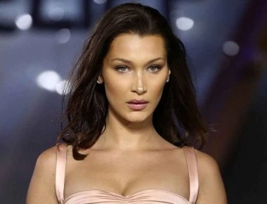 Σοκάρει η αποστεωμένη εικόνα της Μπέλα Χαντίντ - Δείτε πώς έγινε το μοντέλο (βίντεο)